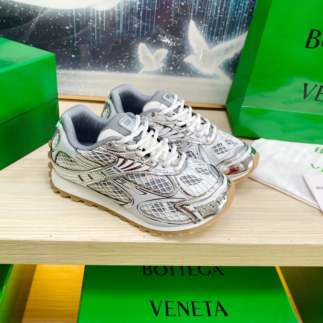 👟👟High-end version with ex-factory price of 560. Original 1:1 couple model P560 men's model plus 10🔥New model on the shelves🔥BV Orbit sneakers Wang Yibo's same style couple's Dad Runner sneakers, made of lightweight technical mesh fabric. Features a geometric patterned rubber outsole. The outsole is made of color-blocked TPU outsole Size: women's shoes 35-40